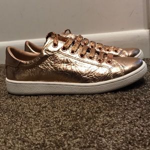 Ugg NWOT metallic sneaker